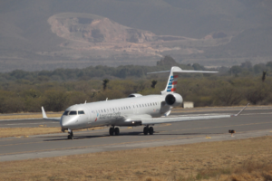 Avión en pista representando el futuro aeropuerto en Tamuín, San Luis Potosí, como parte de un plan de infraestructura.