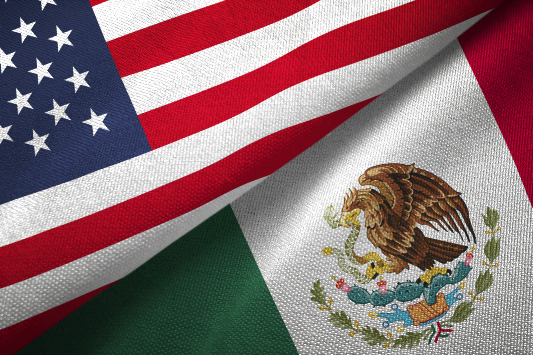 Banderas de México y Estados Unidos, simbolizando el impacto de la presidencia de Trump en las relaciones comerciales y económicas entre ambos países.