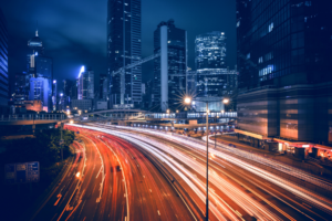 Vista de una ciudad iluminada de noche, representando el desarrollo energético y el acceso confiable a la electricidad en México.