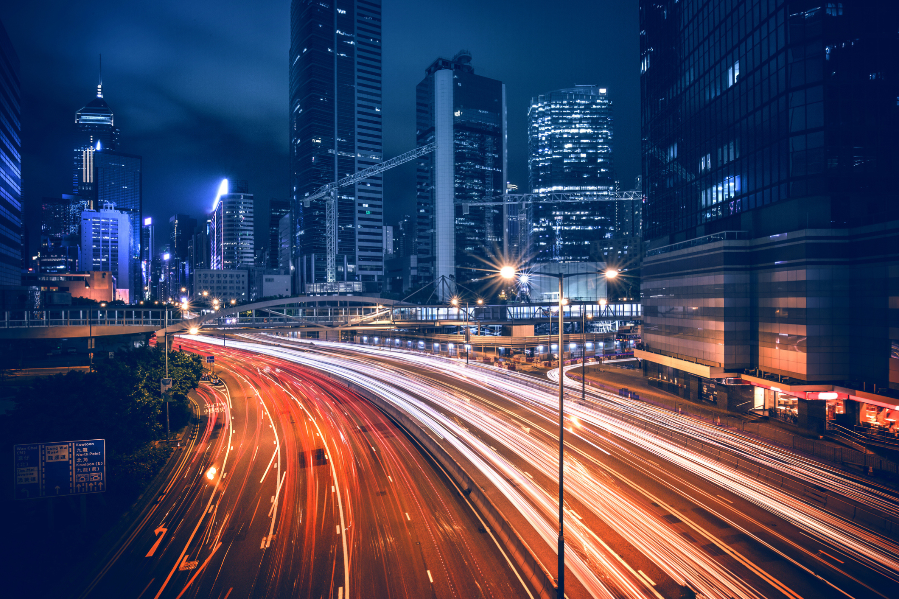 Vista de una ciudad iluminada de noche, representando el desarrollo energético y el acceso confiable a la electricidad en México.