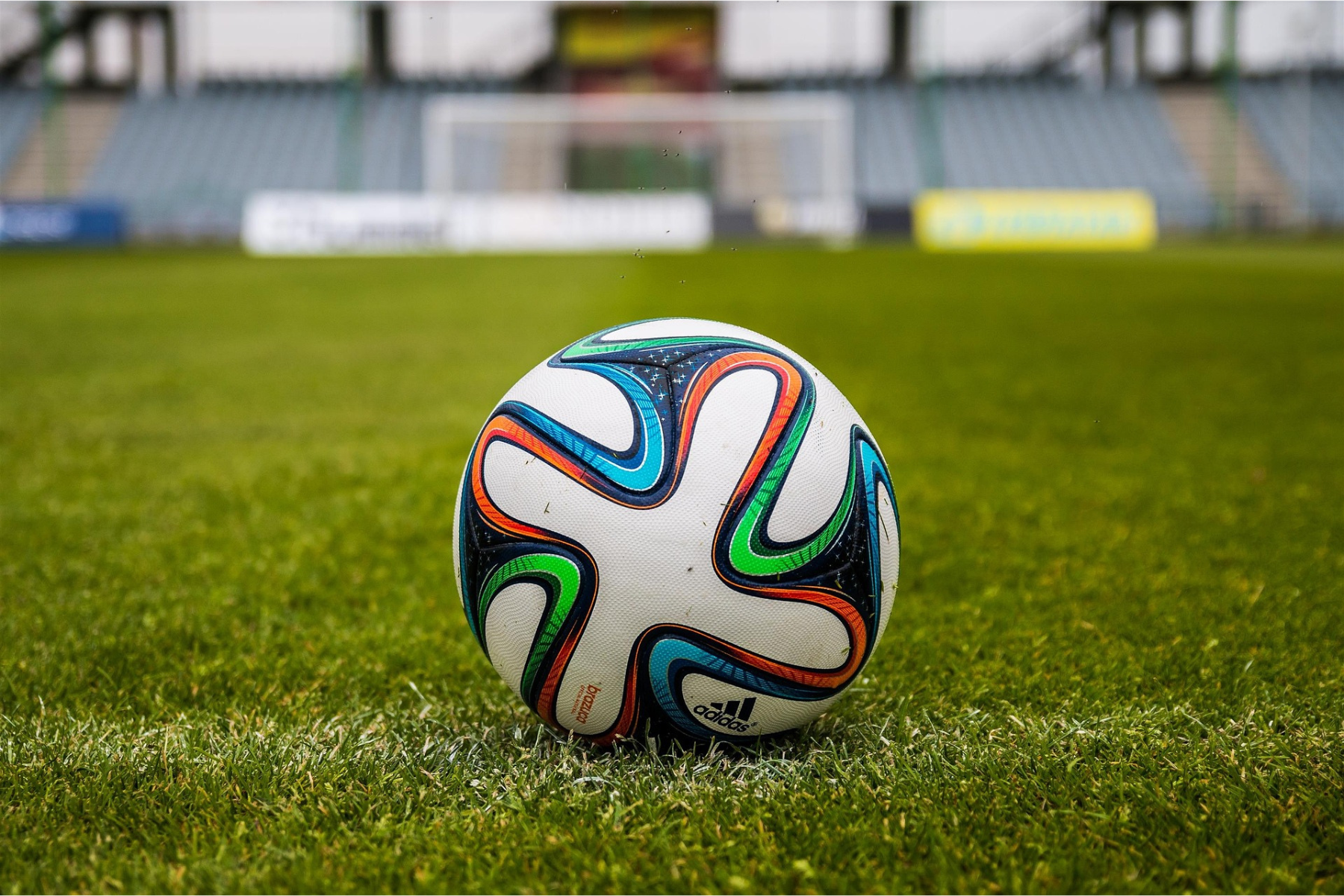 Pelota en el césped de un estadio, representando los preparativos para el Mundial de 2026 en México.