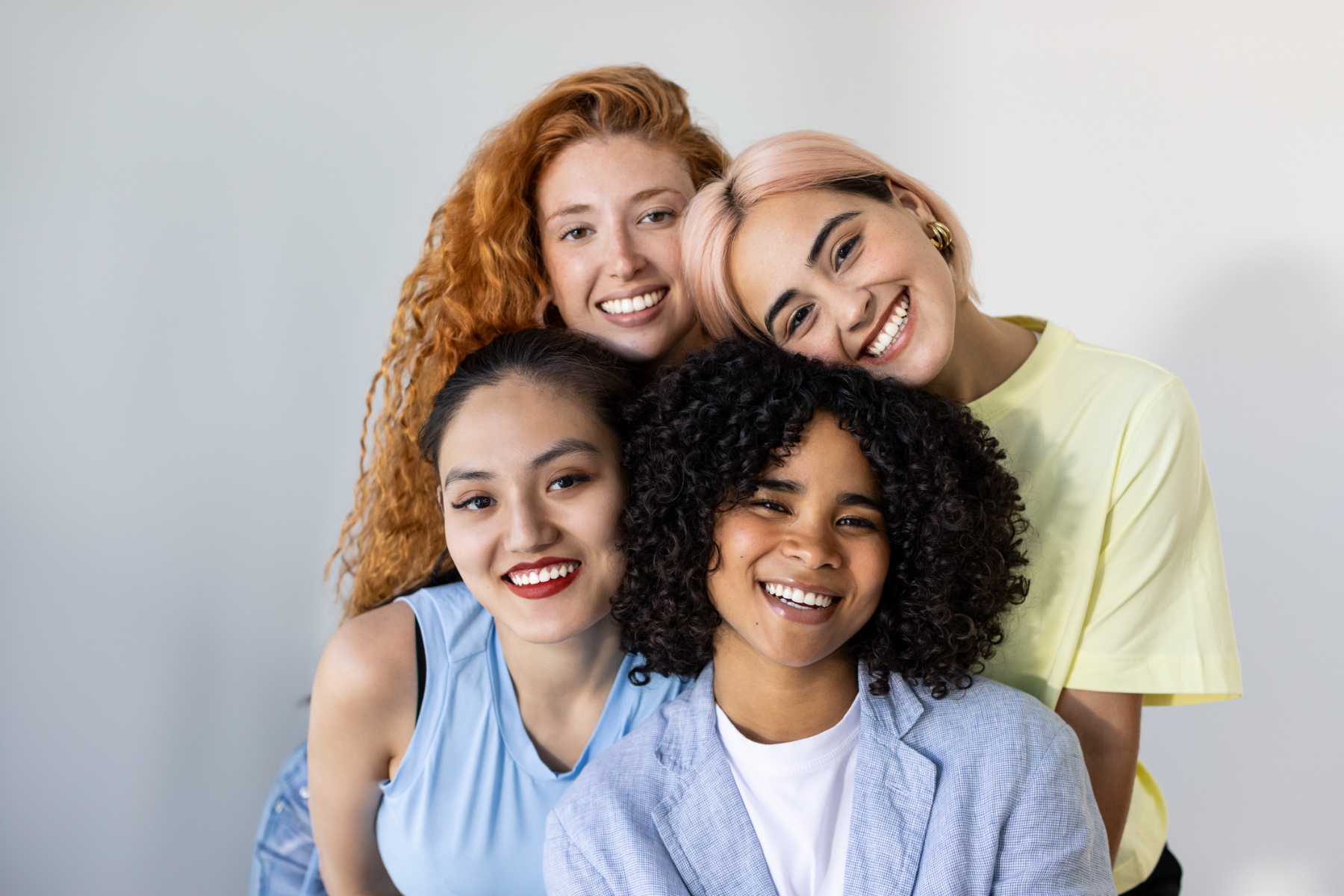 Cuatro mujeres de diversas edades y orígenes sonríen juntas, lo que simboliza la igualdad de género y el progreso social en México.