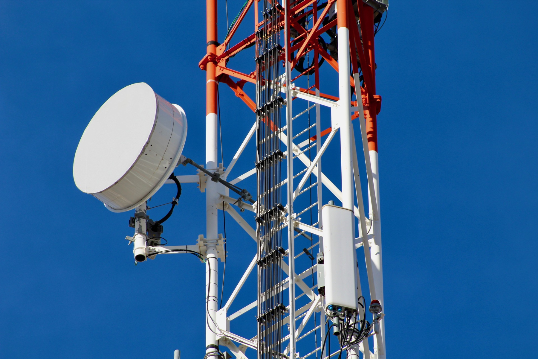 Antena de telecomunicaciones alta sobre un cielo despejado, representando la infraestructura detrás de los cambios en la numeración nacional en México.