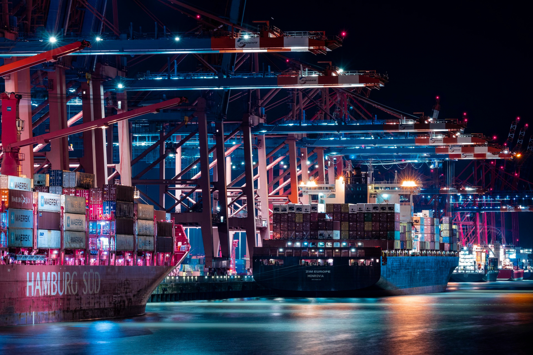 Barcos iluminados en un puerto mexicano de noche, reflejando las actividades logísticas y comerciales tras la actualización de tarifas portuarias.