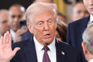 Donald Trump con la mano alzada durante su ceremonia de investidura como presidente de Estados Unidos.