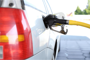 Automóvil cargando gasolina en una estación, reflejando los ajustes en estímulos fiscales y cuotas del IEPS en México para 2025.