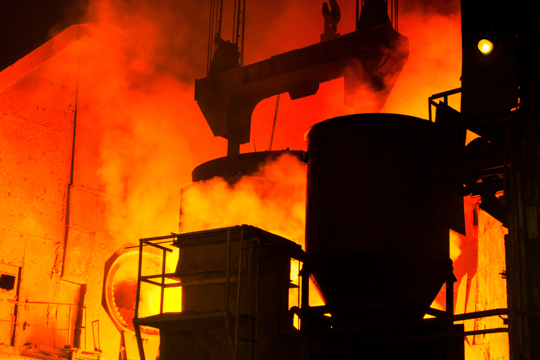 Horno de la industria del acero en operación, representando la afectación de los aranceles de Trump a la siderurgia mexicana.