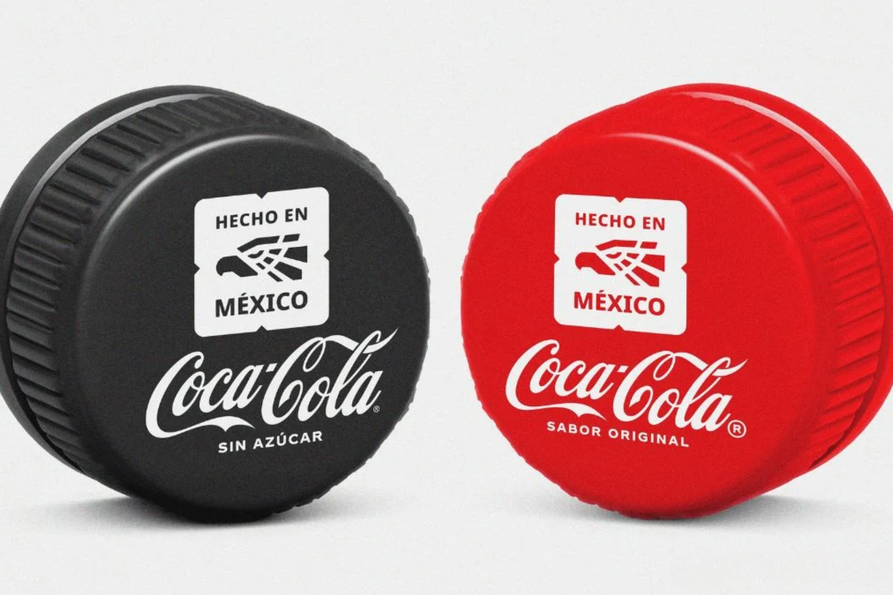 Tapas de botellas de Coca-Cola con el sello “Hecho en México”, destacando el compromiso de la empresa con la producción nacional.