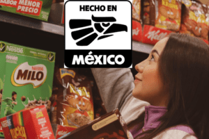 Mujer en un supermercado seleccionando productos con el distintivo ‹Hecho en México›, destacando el consumo de productos nacionales.