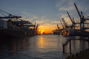 Plataformas petroleras en el mar operando al atardecer, representando la suspensión de exploración y extracción de hidrocarburos en México.