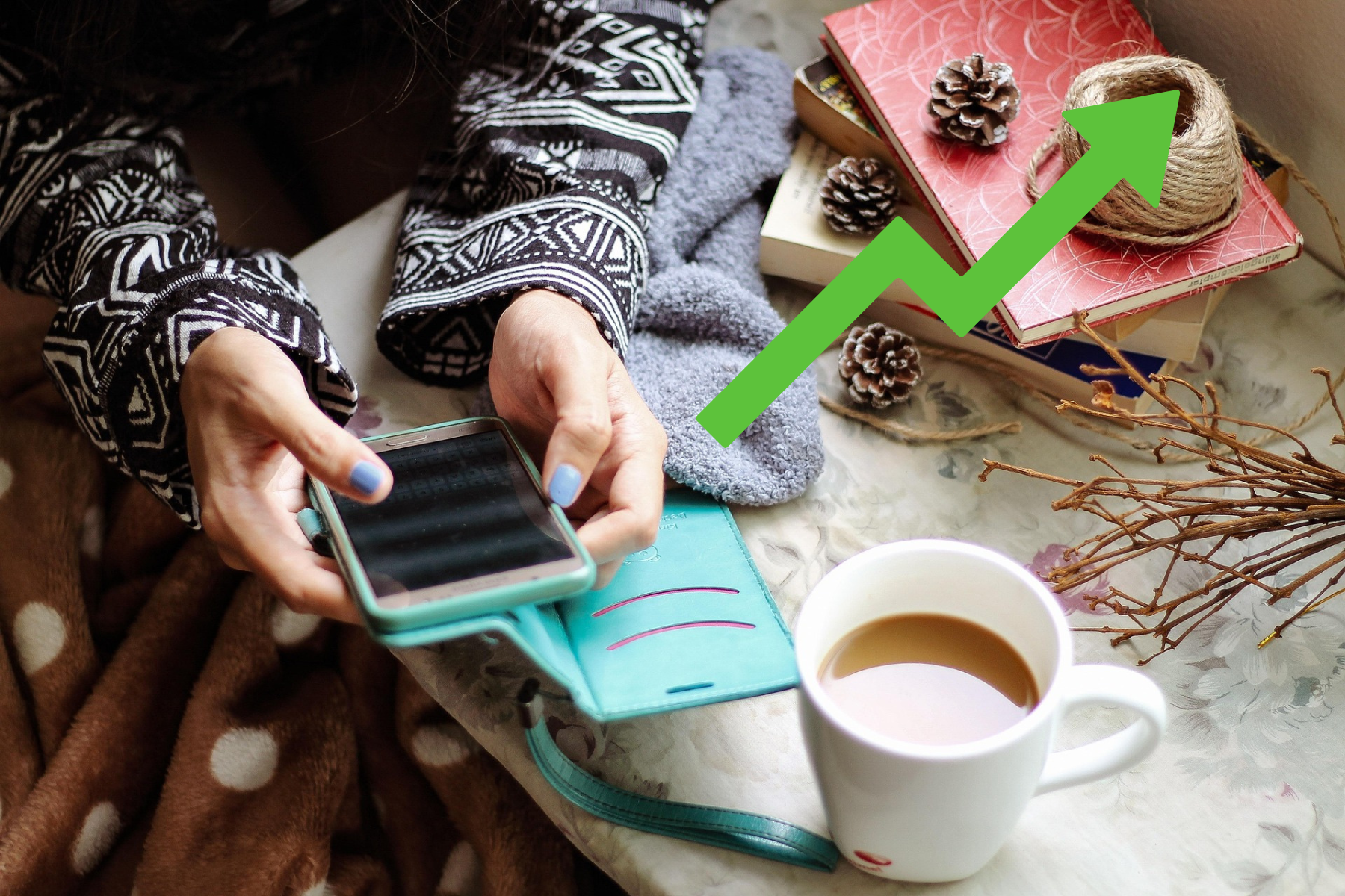 Mujer sosteniendo un celular con una flecha hacia arriba, simbolizando el crecimiento de las pymes mediante la digitalización.