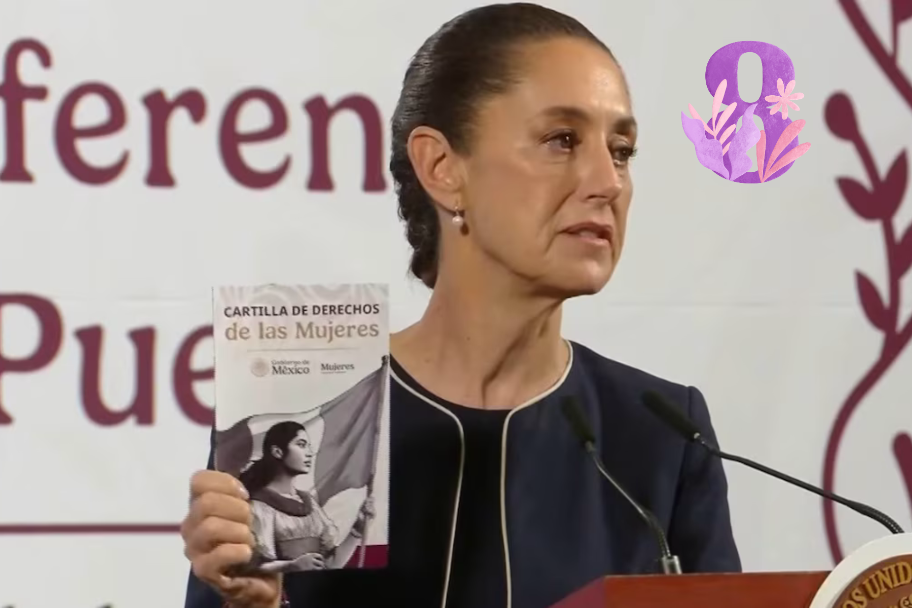 Claudia Sheinbaum sostiene la Cartilla de Derechos de las Mujeres junto a un icono del Día Internacional de la Mujer (8M).