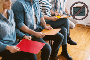Grupo de personas con currículum en mano frente a un ícono de desempleo, representando la búsqueda activa de trabajo en México.