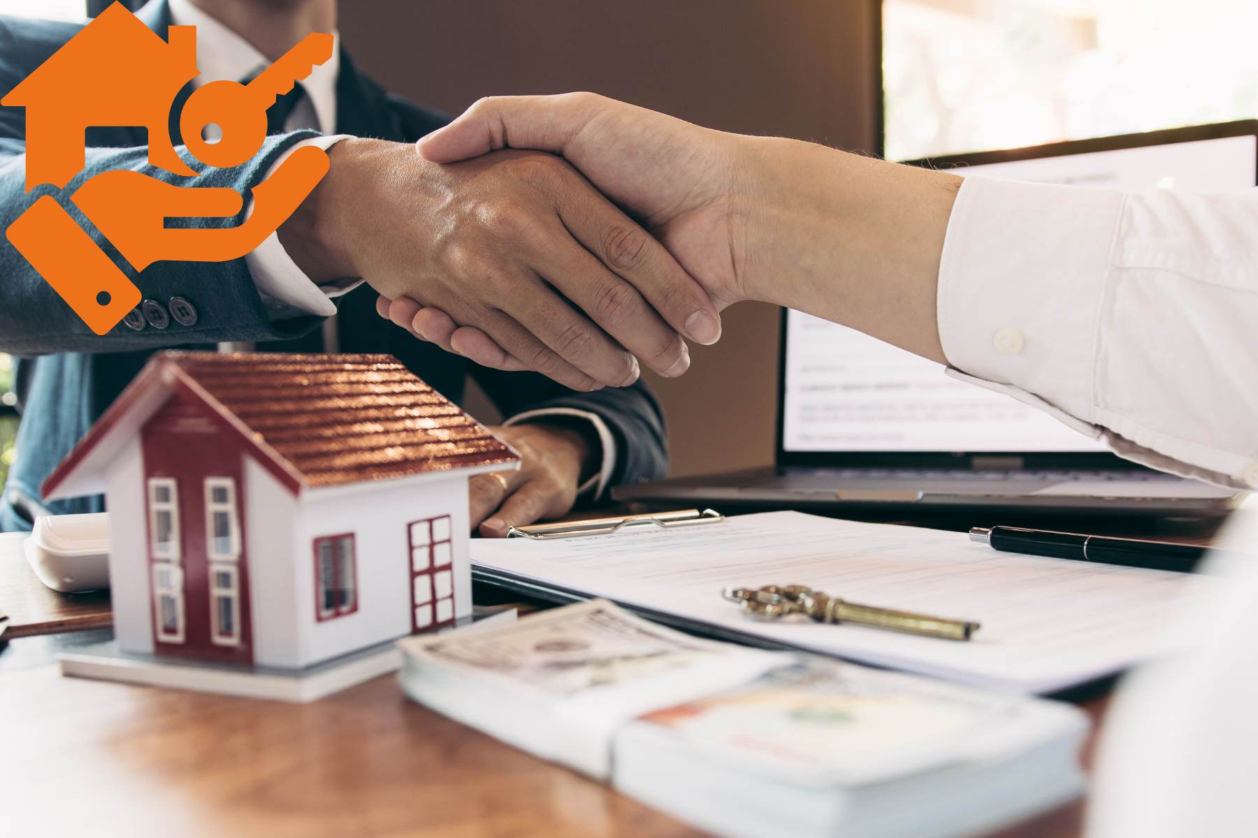 Dos personas sostienen una casa de madera en señal de compra, con un ícono del sector inmobiliario en el fondo.