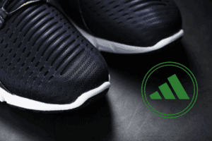 Zapatillas Adidas negras con el logo visible, símbolo del desafío comercial que enfrenta la marca en Estados Unidos.