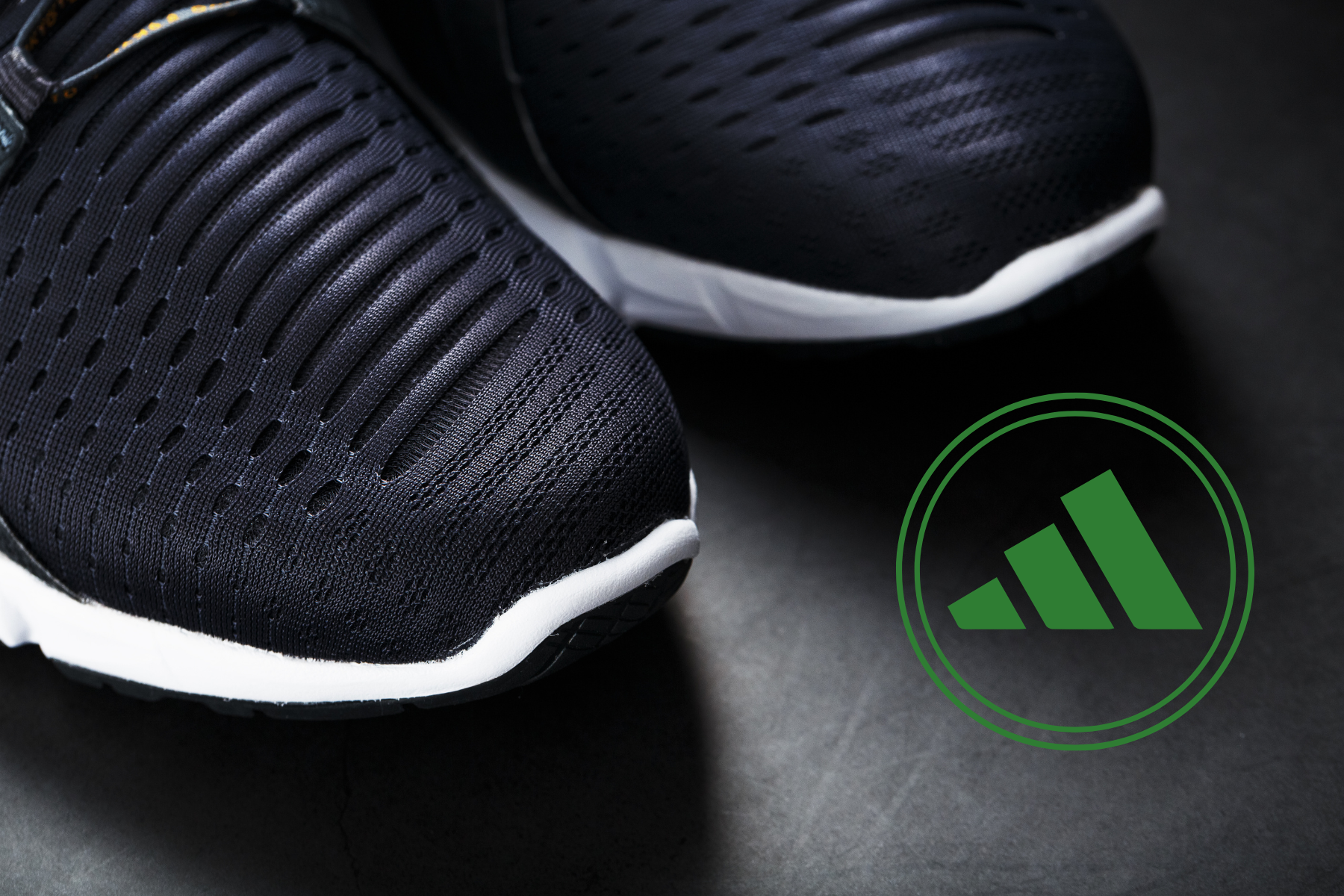 Zapatillas Adidas negras con el logo visible, símbolo del desafío comercial que enfrenta la marca en Estados Unidos.