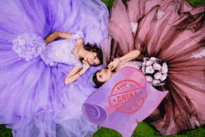 Dos jóvenes vestidas de quinceañera posan con vestidos llamativos junto a un gráfico de telas y un símbolo de "Hecho en China"