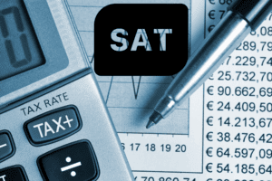 Calculadora sobre una hoja con cifras fiscales e ícono del SAT, simbolizando el análisis del saldo a favor en la declaración anual.