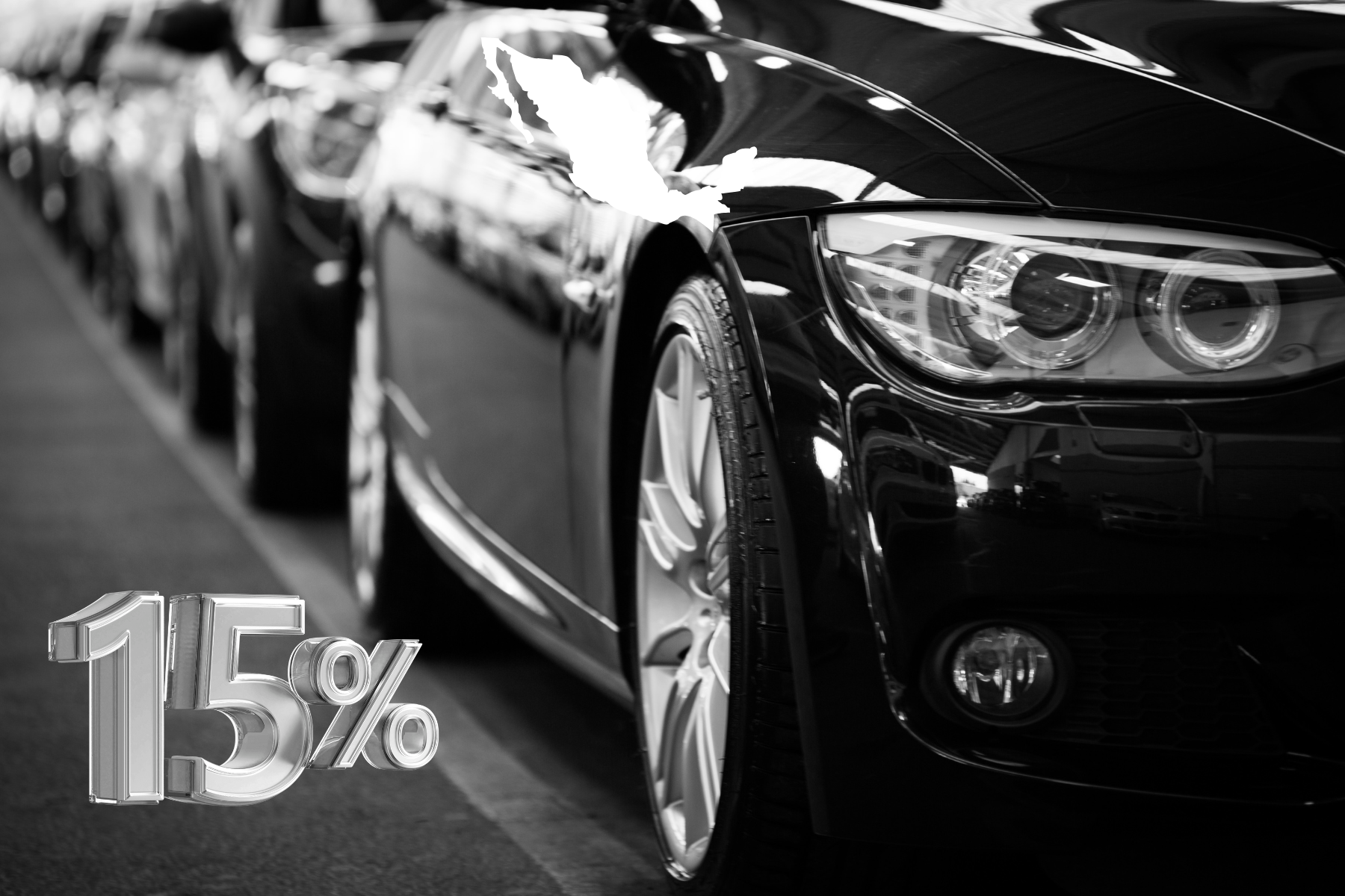 Varios automóviles negros alineados con un letrero que indica «15 %», en alusión al nuevo arancel promedio aplicado por Estados Unidos a los autos fabricados en México.