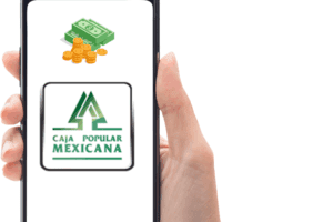 Mano sosteniendo un celular con la aplicación de Caja Popular Mexicana abierta y un ícono de dinero en pantalla