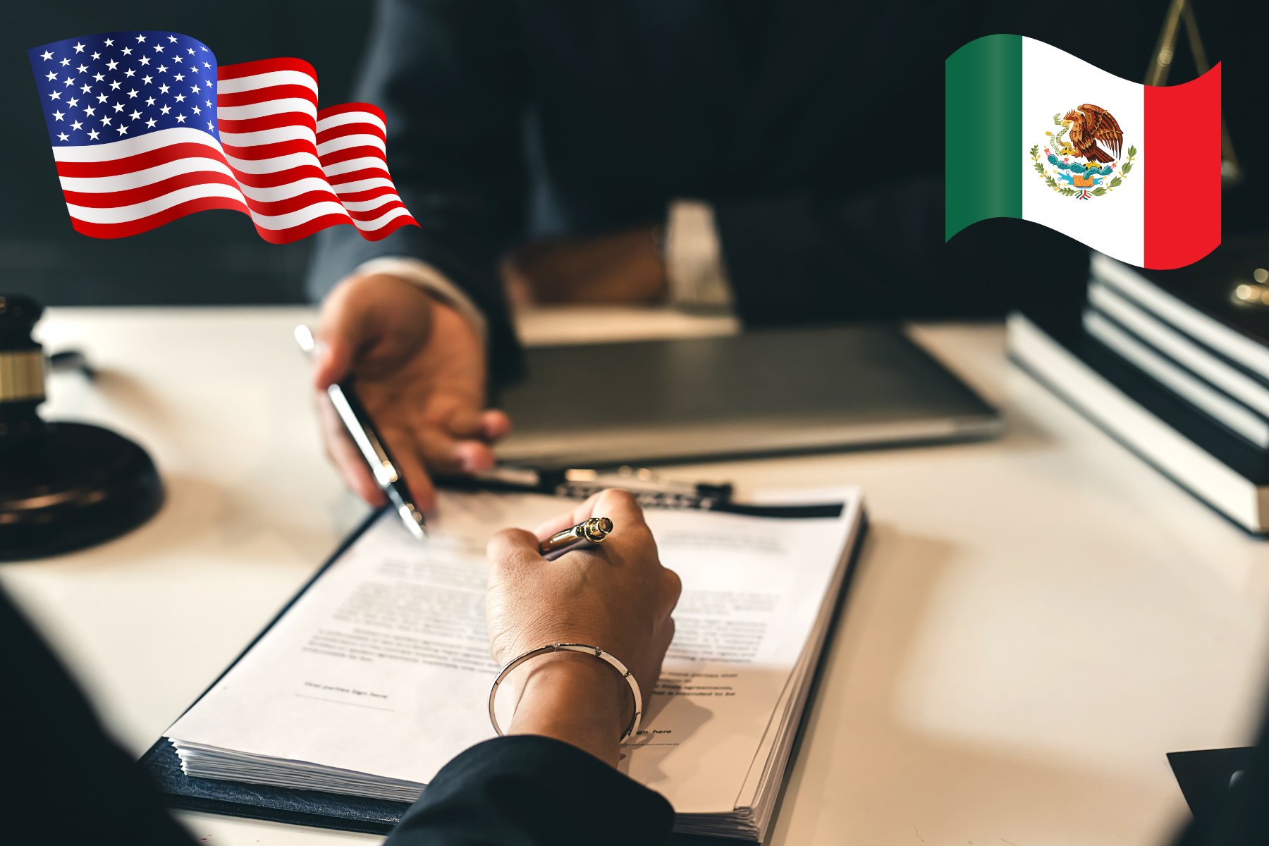 Dos personas estrechando manos frente a las banderas de México y Estados Unidos, simbolizando el inicio anticipado de la revisión del T-MEC.