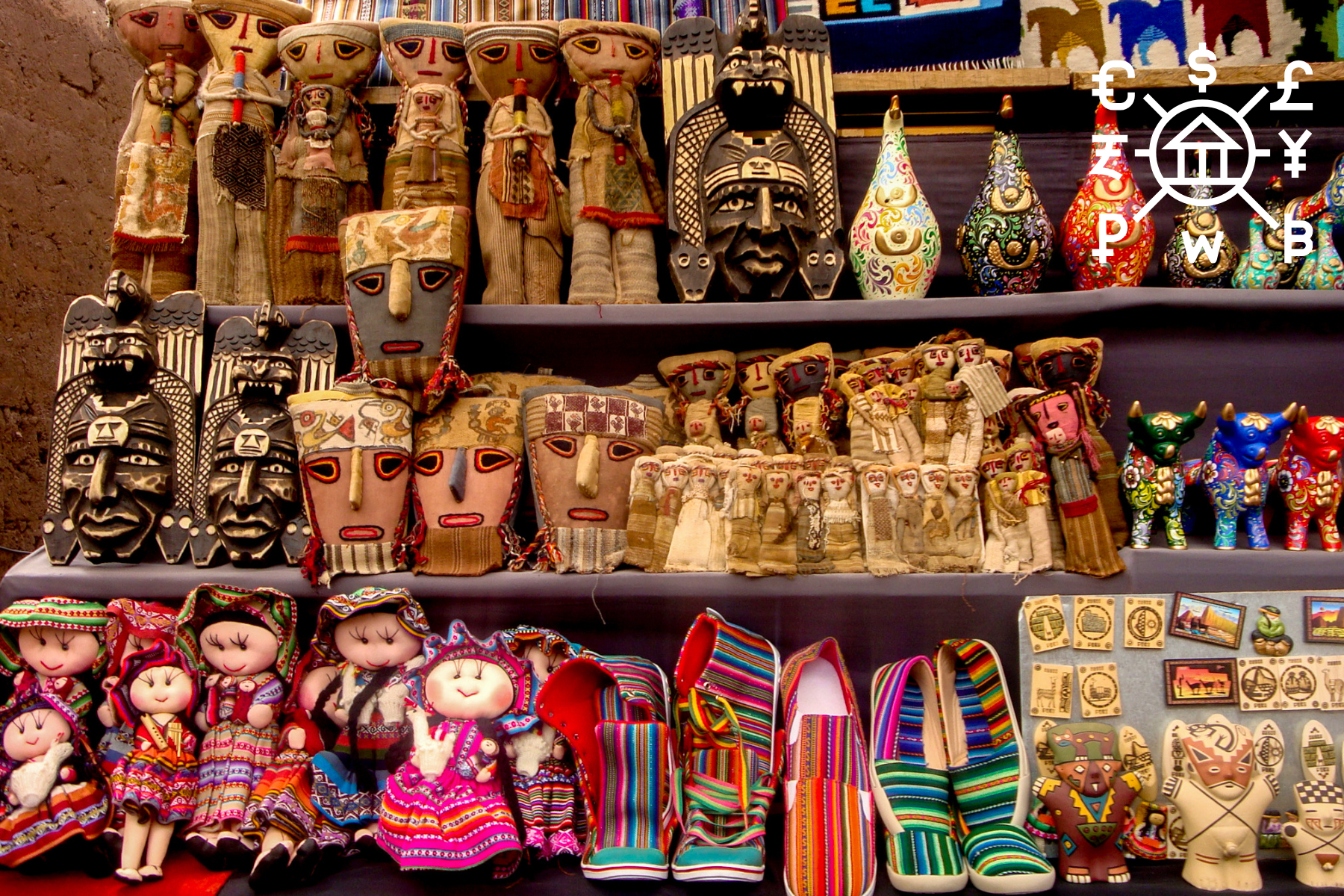 Artesano mexicano mostrando sus artesanías tradicionales en una terminal aduanera, junto a una pantalla con un gráfico de comercio exterior y documentos oficiales del SAT.