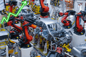 Línea de ensamblaje de autos en planta mexicana con flecha ascendente que simboliza crecimiento en exportaciones hacia Estados Unidos.