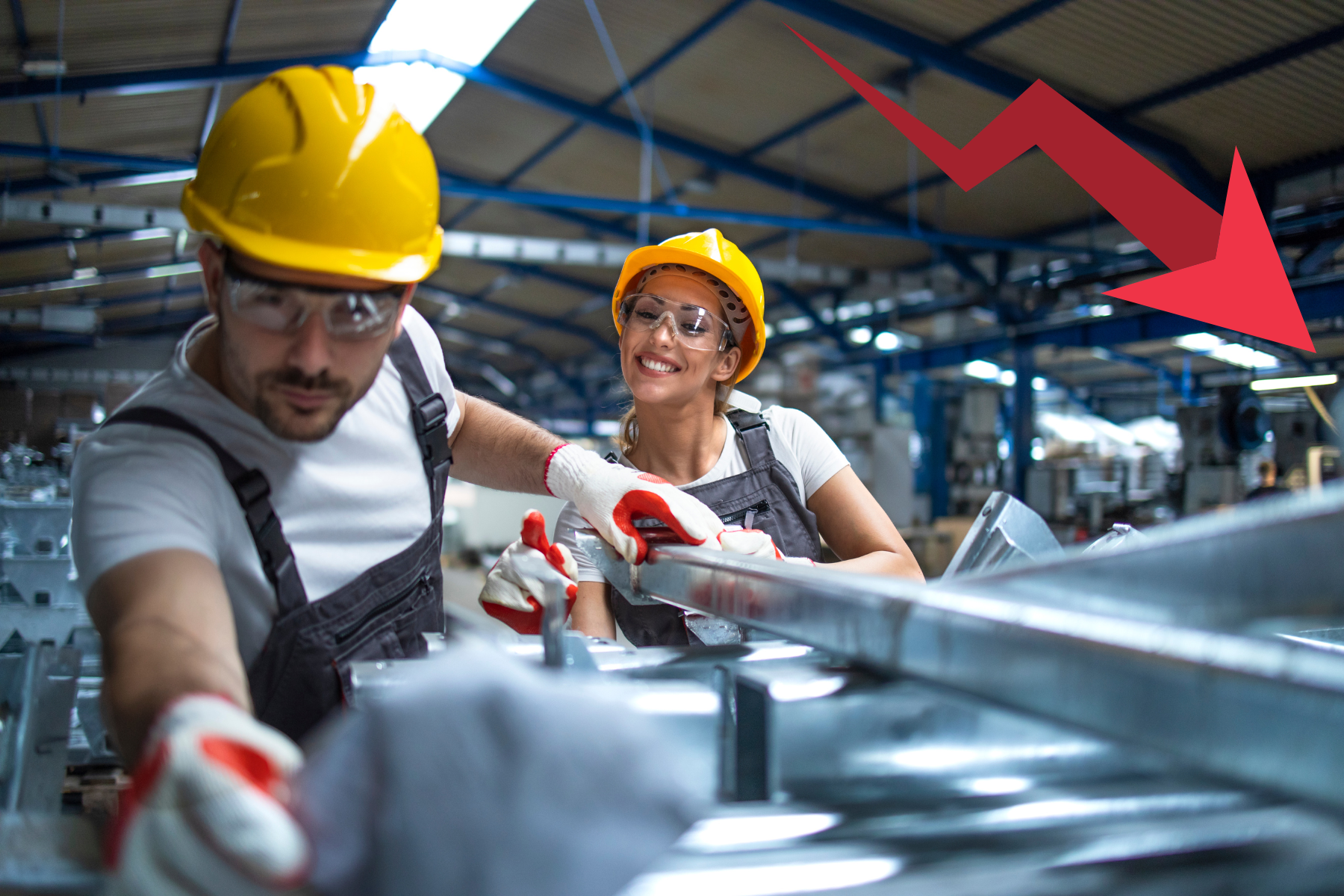 Dos personas trabajando en una planta industrial con una flecha descendente superpuesta, representando la caída en la producción industrial.