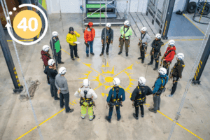 Grupo de obreros en círculo con un ícono central que muestra el número 40, simbolizando el acuerdo hacia la reducción de la jornada laboral en México.