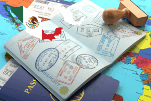 Pasaporte mexicano con sellos de entrada y salida sobre un mapa de México, simbolizando la movilidad y la protección consular.