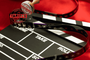 Claqueta de cine junto a un icono de tarifas o impuestos, representando los nuevos aranceles impuestos por Estados Unidos a películas producidas en el extranjero.