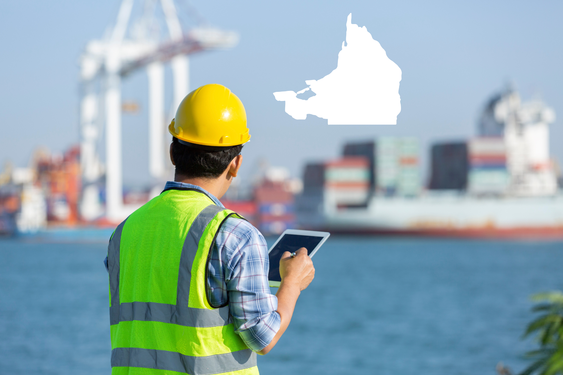 Hombre con casco y libreta observa un puerto industrial en Campeche, con un mapa del estado al fondo.