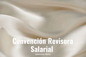 ela de seda desplegada con un letrero que indica “Convención Revisora del Contrato Ley de la Industria Textil del Ramo de la Seda y Fibras Artificiales y Sintéticas”