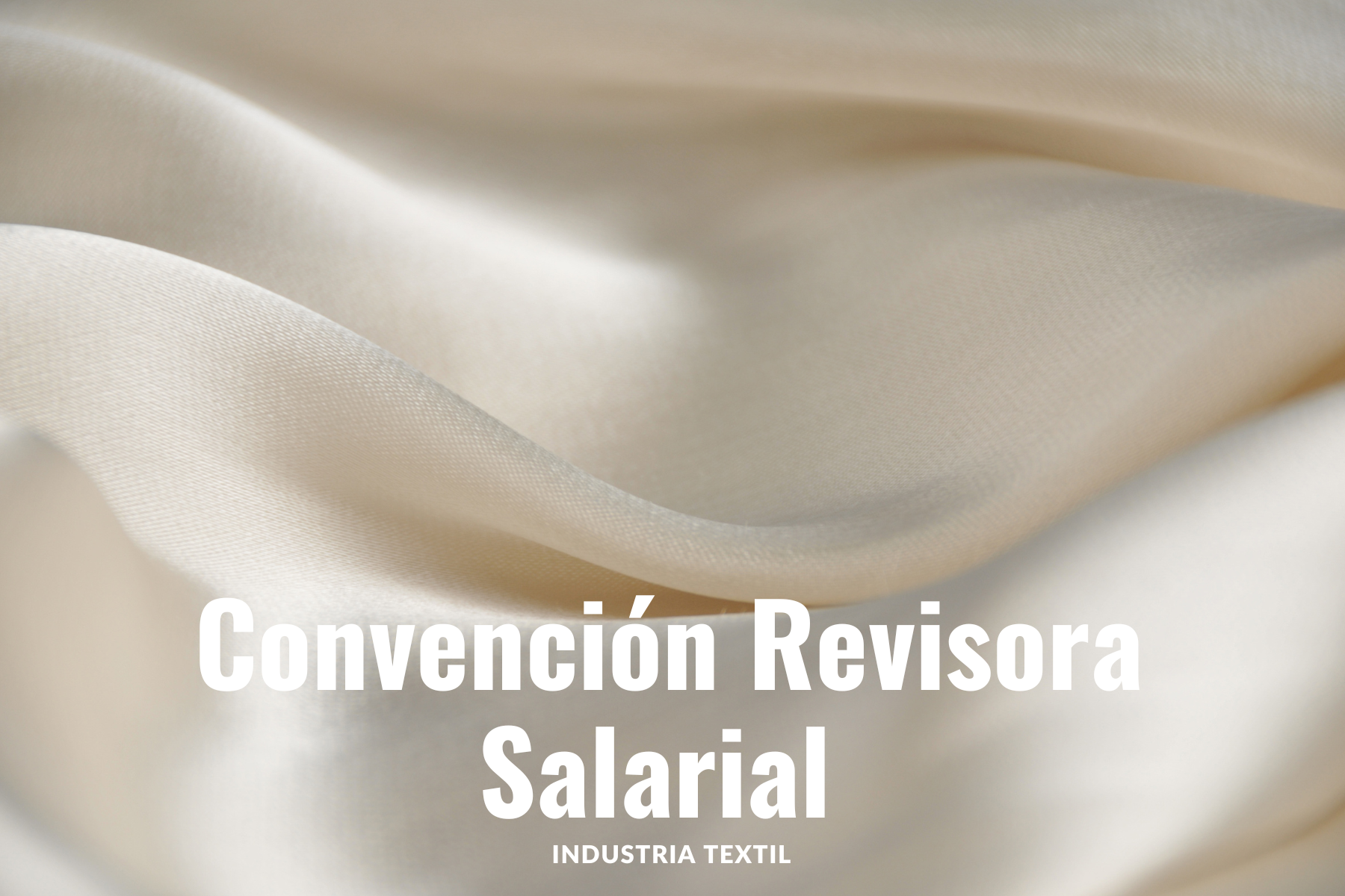 ela de seda desplegada con un letrero que indica “Convención Revisora del Contrato Ley de la Industria Textil del Ramo de la Seda y Fibras Artificiales y Sintéticas”