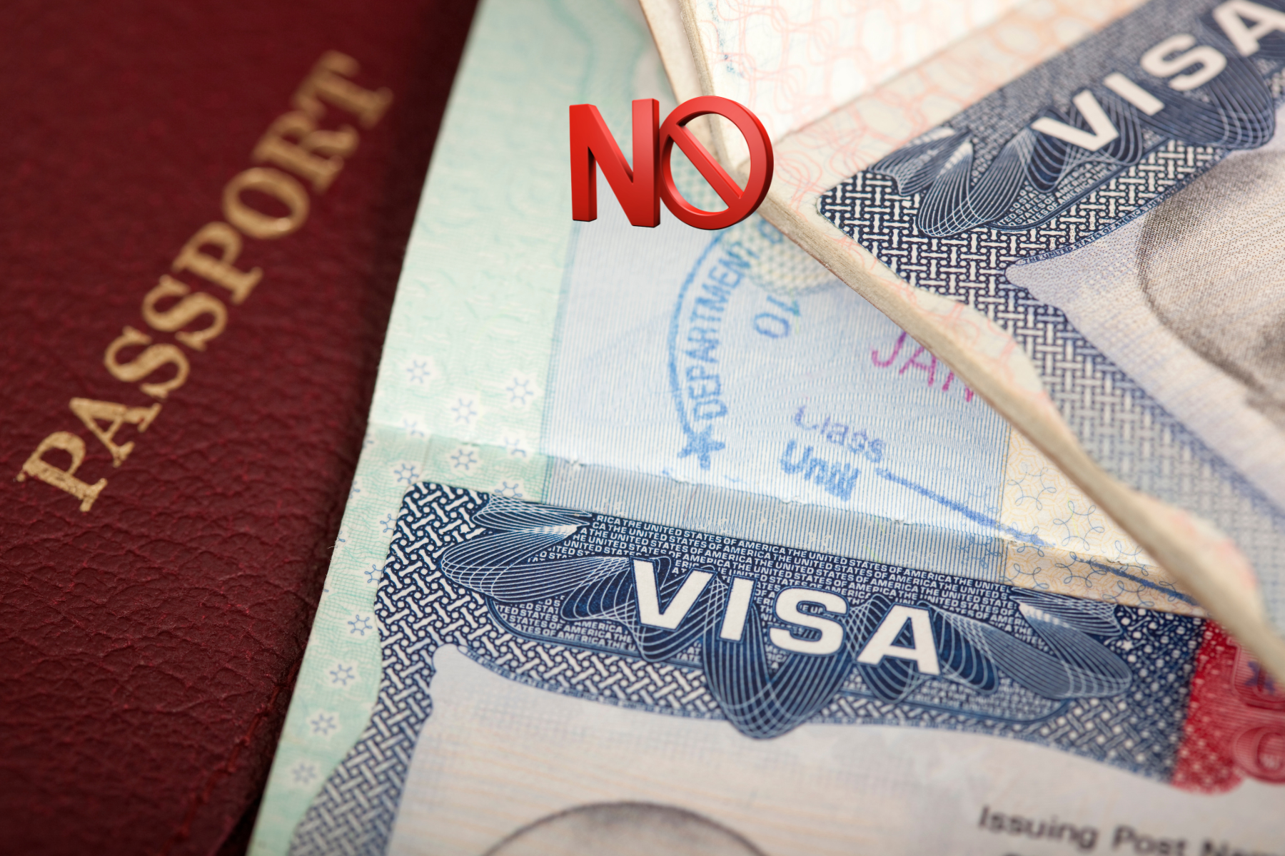 Imagen digital que muestra dos visas estadounidenses acompañadas de un letrero rojo con la palabra “NO”, simbolizando la prohibición de entrada a Estados Unidos.