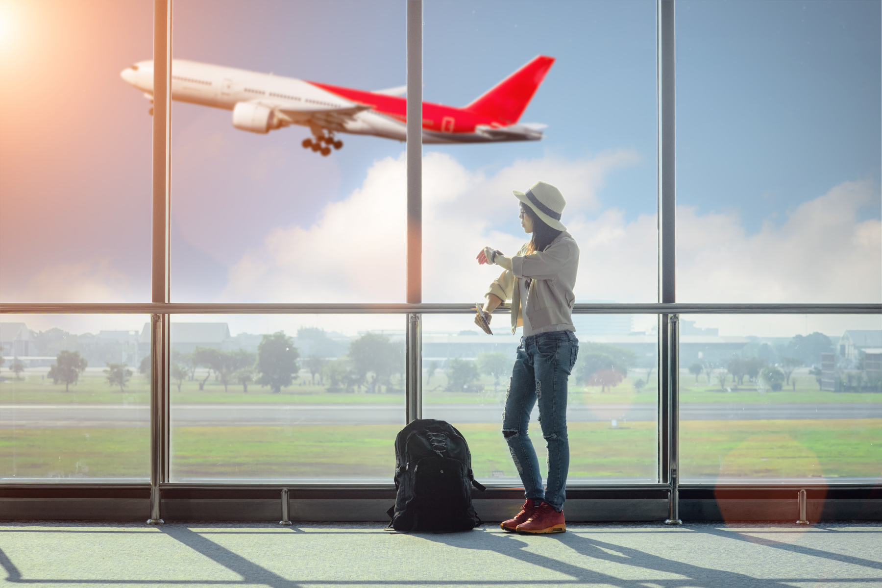 Mujer observando un avión despegando en el Aeropuerto Internacional «Benito Juárez» de la Ciudad de México, tras el anuncio del incremento de operaciones.