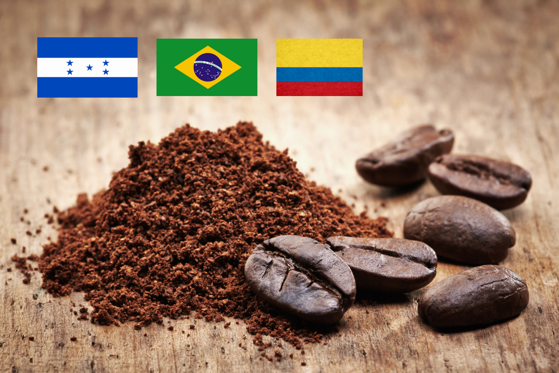 Banderas de Colombia, Honduras y Brasil junto a granos de café y una taza humeante en primer plano