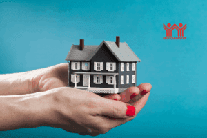 una casa en unas manos y el logo del Infonavit