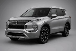 Vehículo Mitsubishi Outlander plateado en estudio, con diseño moderno, faros LED y parrilla distintiva