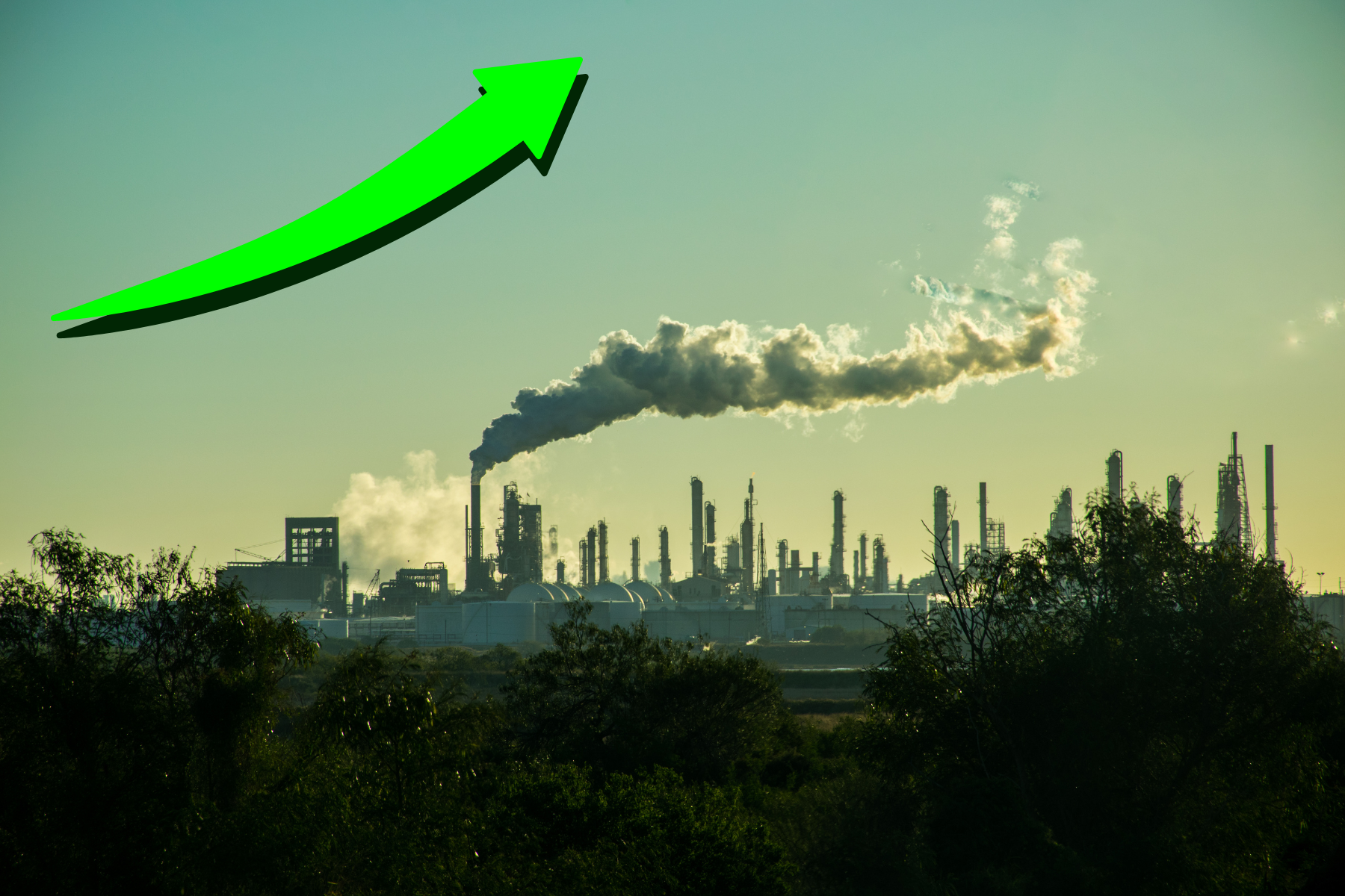 Vista aérea de instalaciones petroleras con un gráfico que muestra el aumento en los precios del crudo tras el ataque de EE. UU. a Irán.