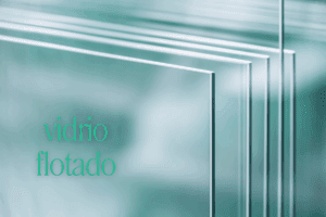 Láminas apiladas de vidrio flotado claro en una fábrica industrial
