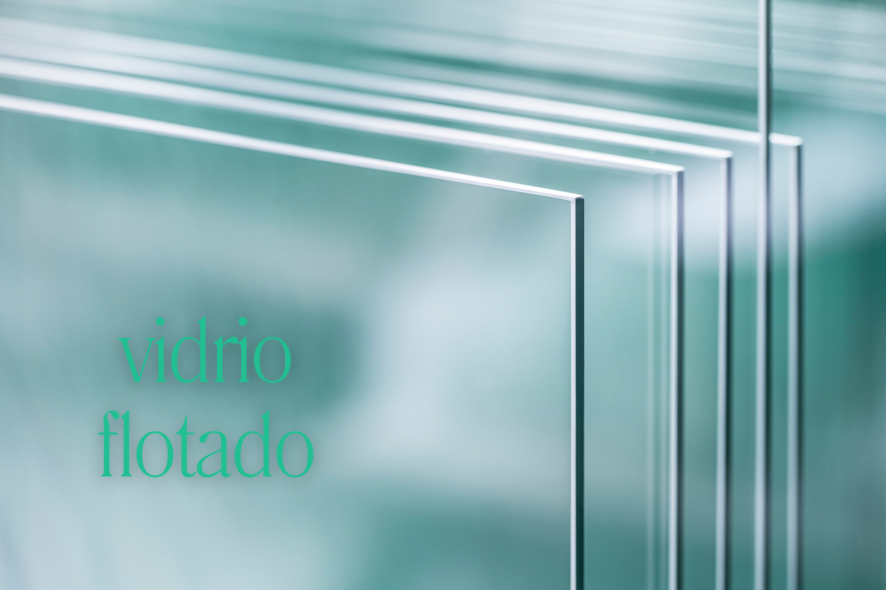 Láminas apiladas de vidrio flotado claro en una fábrica industrial