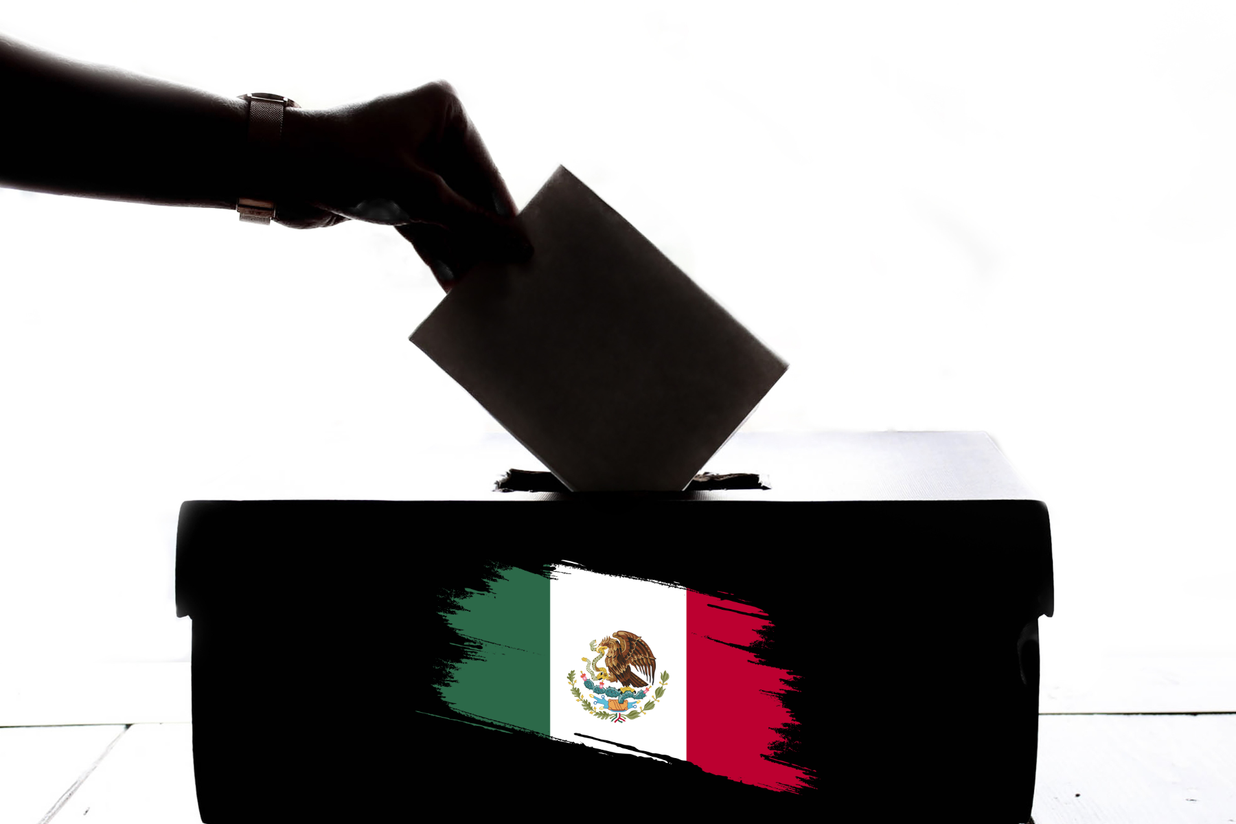 una urna en votaciones con la bandera de México.