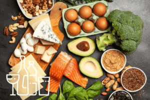 Fotografía con huevos, frutas frescas y un gráfico de bebidas, ilustrando el aumento de precios en productos básicos durante junio de 2025.