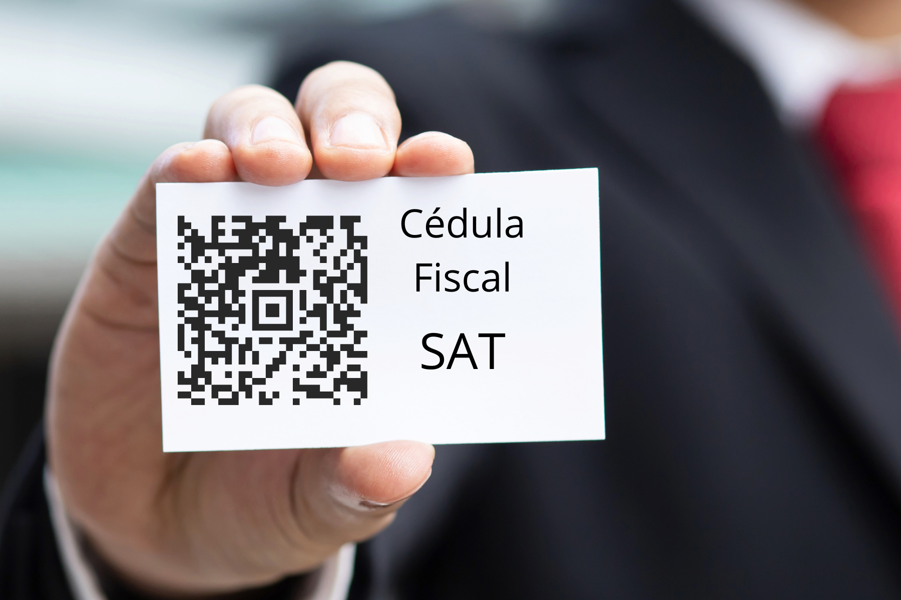 Mano de un hombre mostrando una cédula con código QR, representando la nueva herramienta del SAT para compartir datos fiscales.