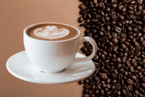 Taza de café colocada a la izquierda y granos de café a la derecha, simbolizando el ciclo completo del producto afectado por los aranceles.