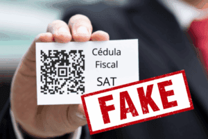 Mano de un ejecutivo con traje sosteniendo una tarjeta blanca con código QR y la palabra “FAKE” en letras rojas.