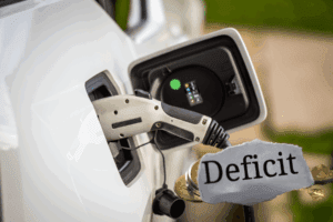 Gráfico de barras que muestra el déficit comercial automotriz de México con China en aumento, acompañado de un automóvil eléctrico moderno de manufactura china.