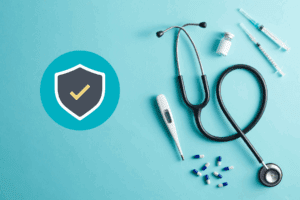 Estetoscopio, termómetro, jeringas y un gráfico de seguridad sobre una mesa blanca, representando dispositivos médicos regulados por Cofepris.