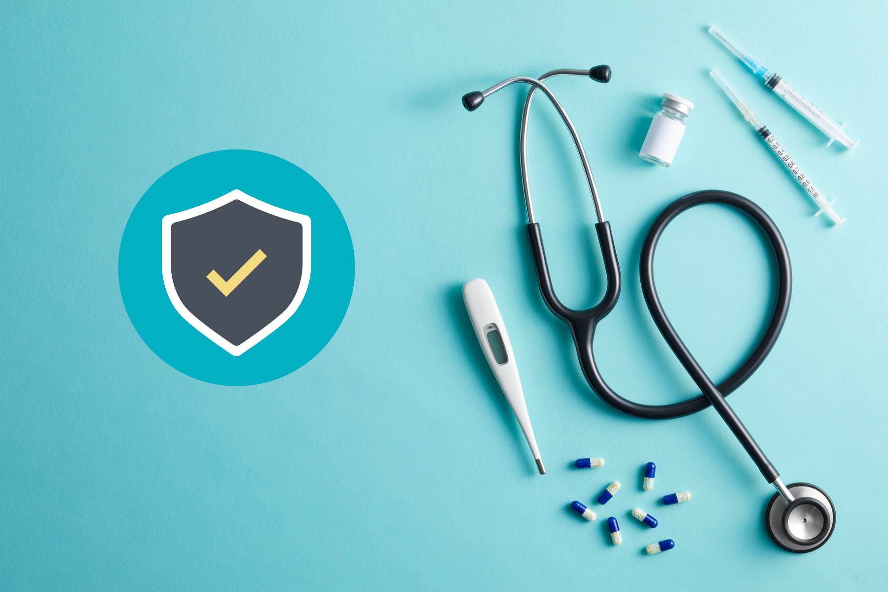 Estetoscopio, termómetro, jeringas y un gráfico de seguridad sobre una mesa blanca, representando dispositivos médicos regulados por Cofepris.
